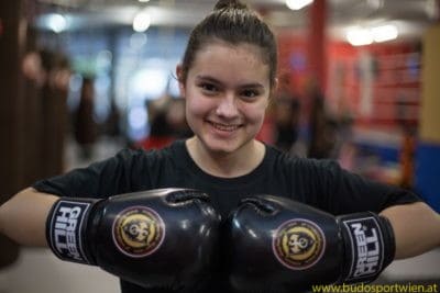 Lächelnde Thaiboxerin beim Muay Thai Wien