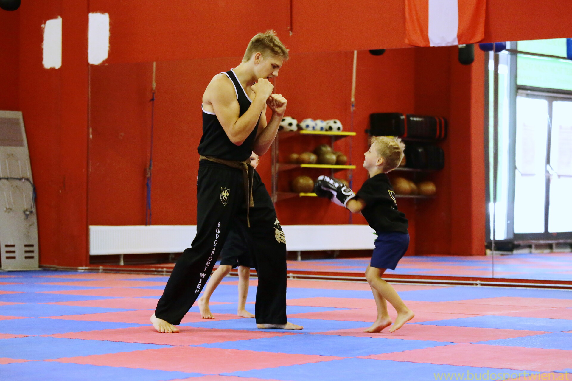 Kind und Jugendlicher im Kickboxtraining für Kinder