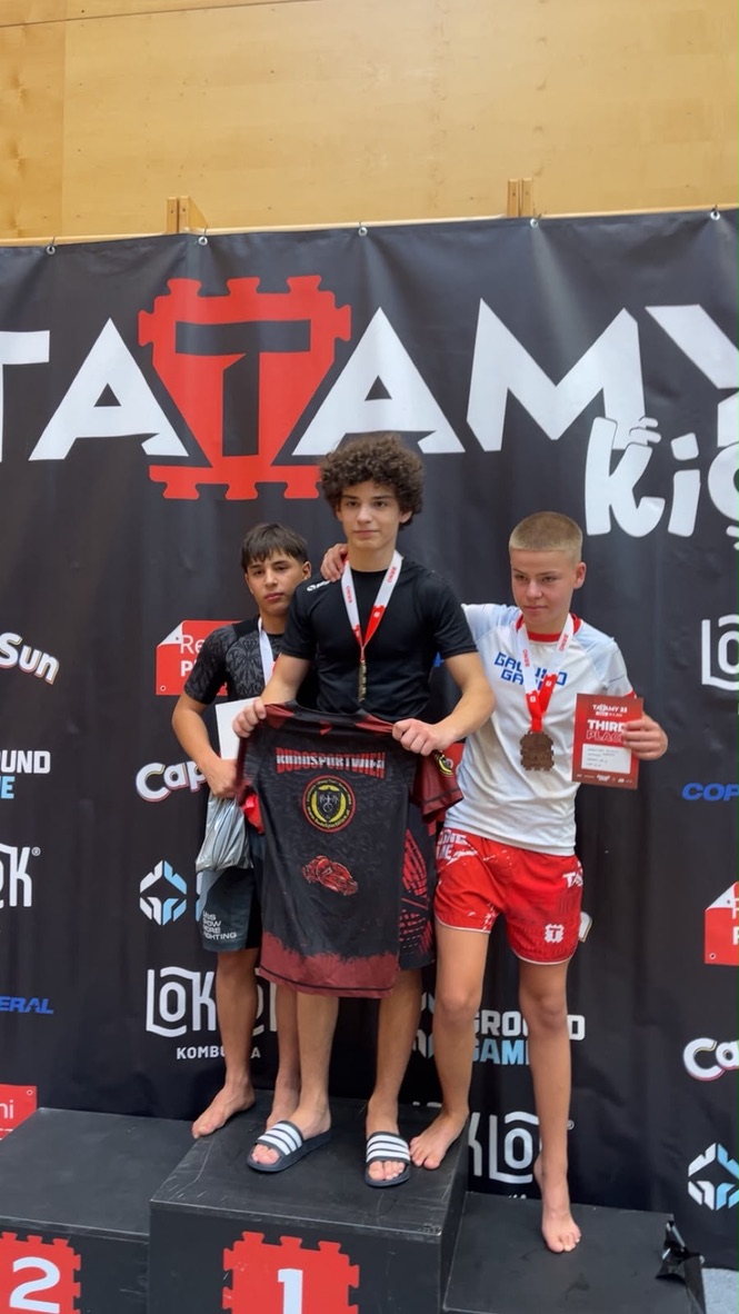 Nikola Antonijevic, 14 Jahre, mit Goldmedaille und BSW-Shirt auf dem Siegerpodest beim TATAMY 22